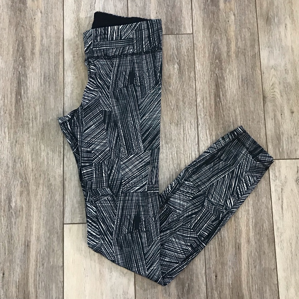 Under Armour: Black and White Leggings S